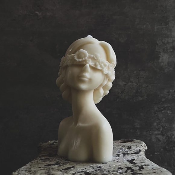 Blindfolded lady sculpture candle - Picture 1 of 2